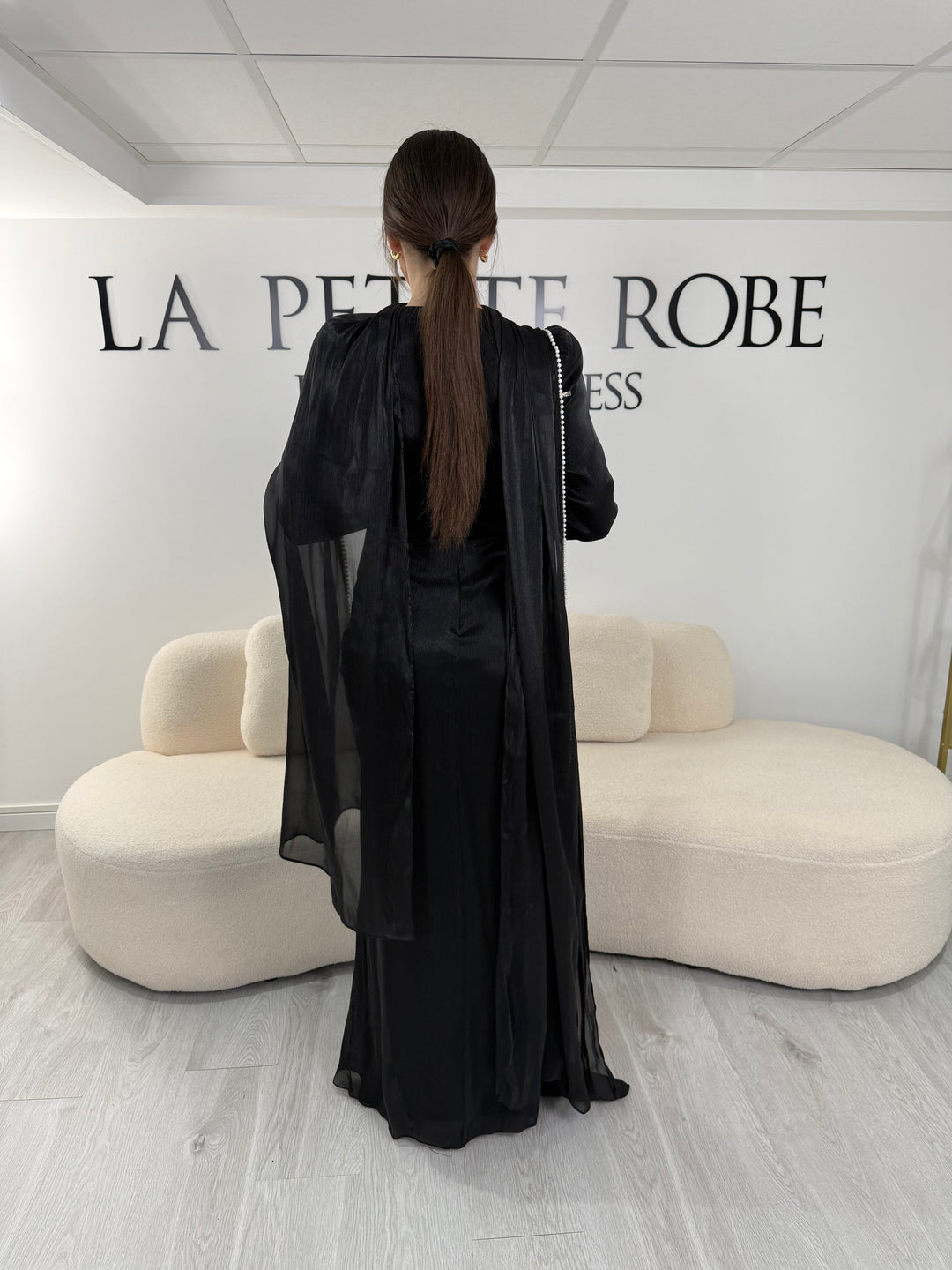 Robe de soirée modeste noire avec manches longues et écharpe assortie. Coupe fluide sans fente, idéale pour une allure élégante et raffinée.
