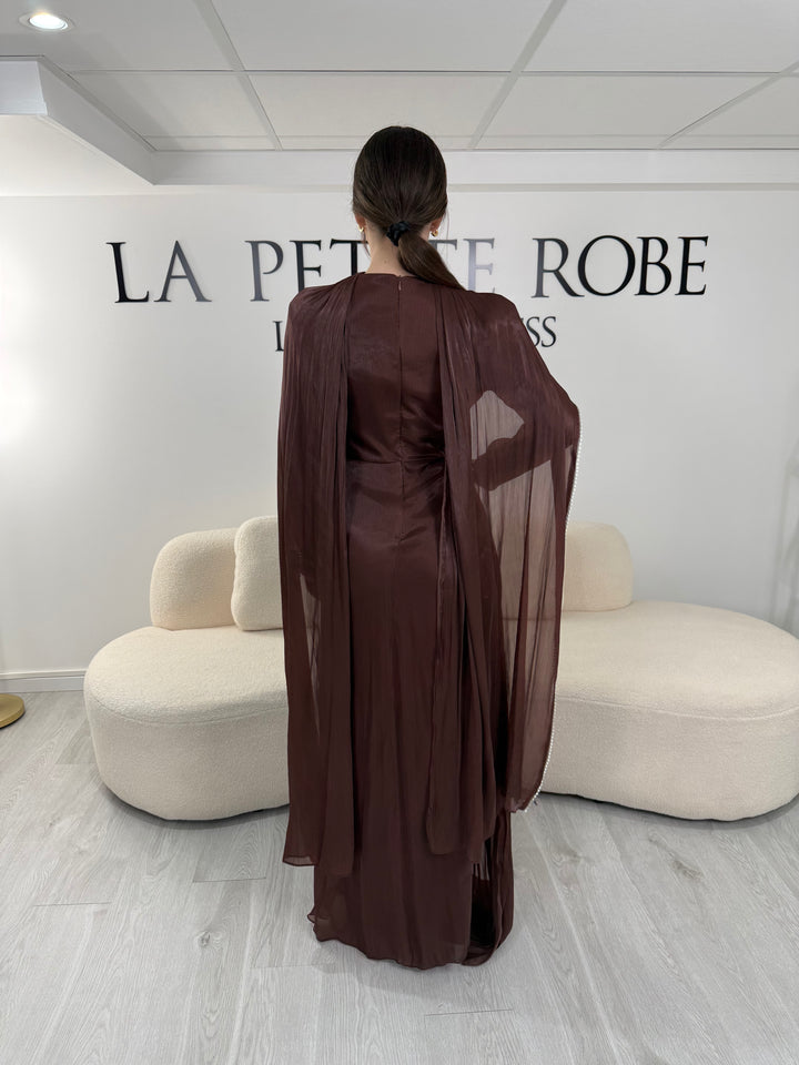Robe de soirée modeste marron avec manches longues et écharpe assortie. Coupe fluide sans fente, idéale pour une allure élégante et raffinée.