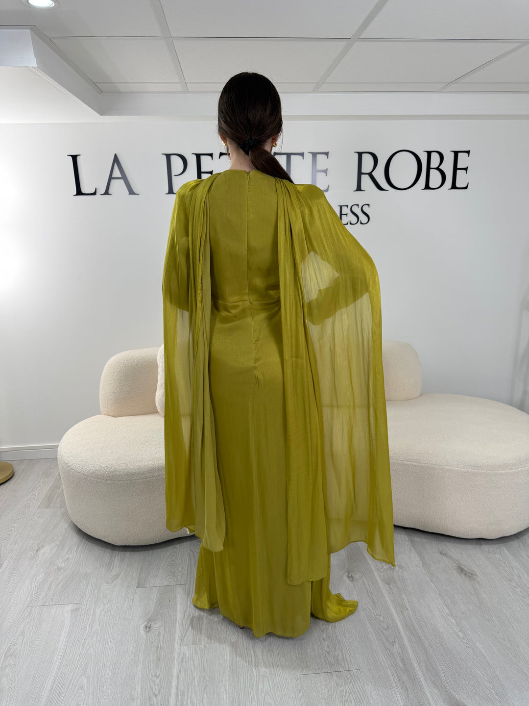 Robe de soirée modeste vert olive avec manches longues et écharpe assortie. Coupe fluide sans fente, idéale pour une allure élégante et raffinée.