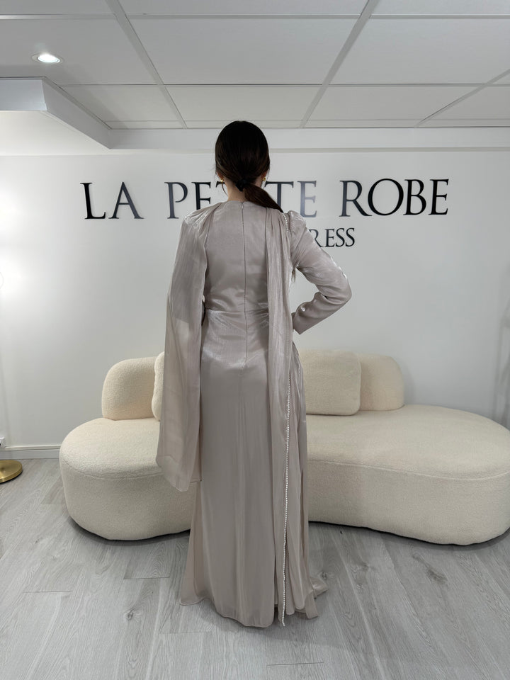 Robe de soirée modeste beige avec manches longues et écharpe assortie. Coupe fluide sans fente, idéale pour une allure élégante et raffinée.