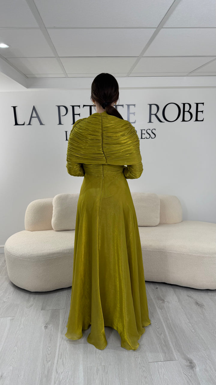 Robe de soirée modeste vert olive avec manches longues et drapé élégant. Coupe fluide sans fente, idéale pour une allure chic et raffinée.