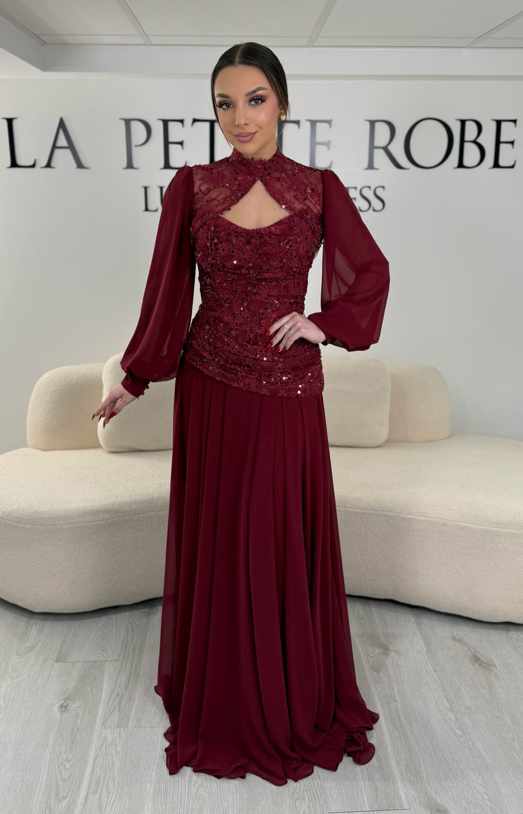 Robe de soirée bordeaux avec boléro amovible et manches longues en voile. Coupe fluide sans fente, idéale pour une allure élégante et raffinée.