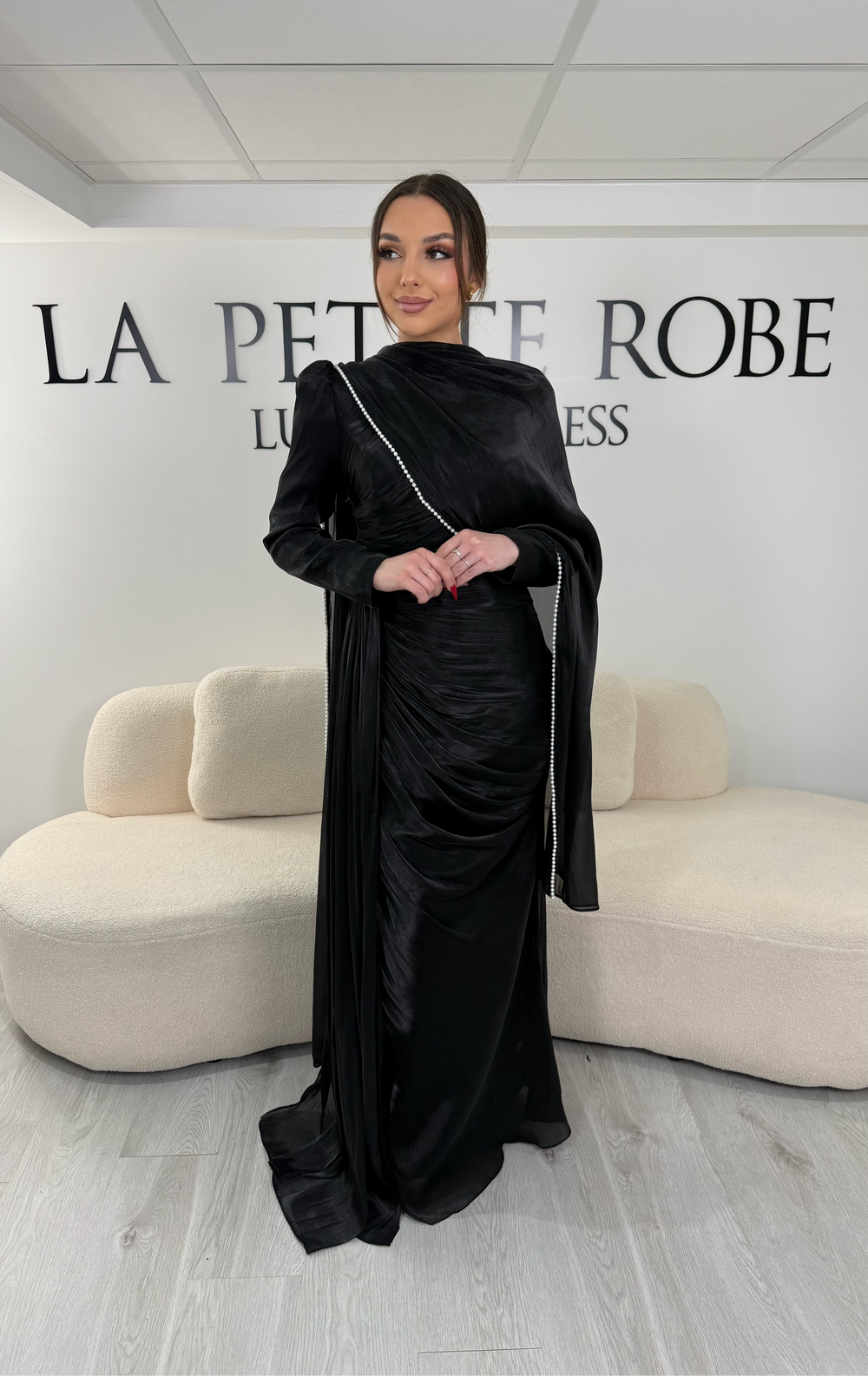 Robe de soirée modeste noire avec manches longues et écharpe assortie. Coupe fluide sans fente, idéale pour une allure élégante et raffinée.