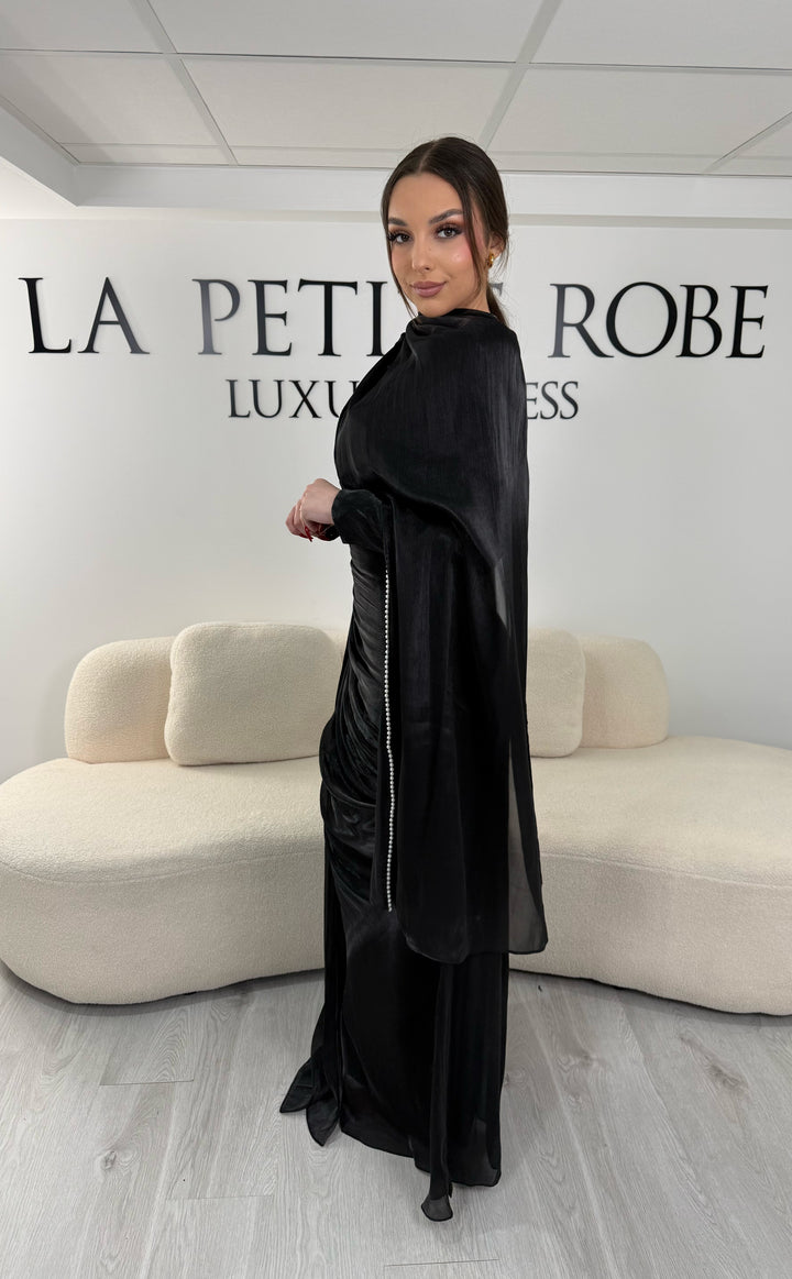 Robe de soirée modeste noire avec manches longues et écharpe assortie. Coupe fluide sans fente, idéale pour une allure élégante et raffinée.