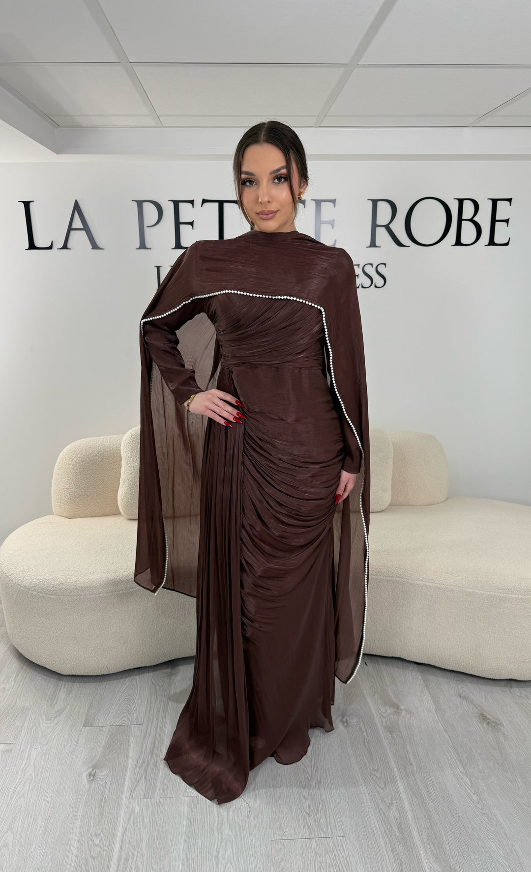 Robe de soirée modeste marron avec manches longues et écharpe assortie. Coupe fluide sans fente, idéale pour une allure élégante et raffinée.