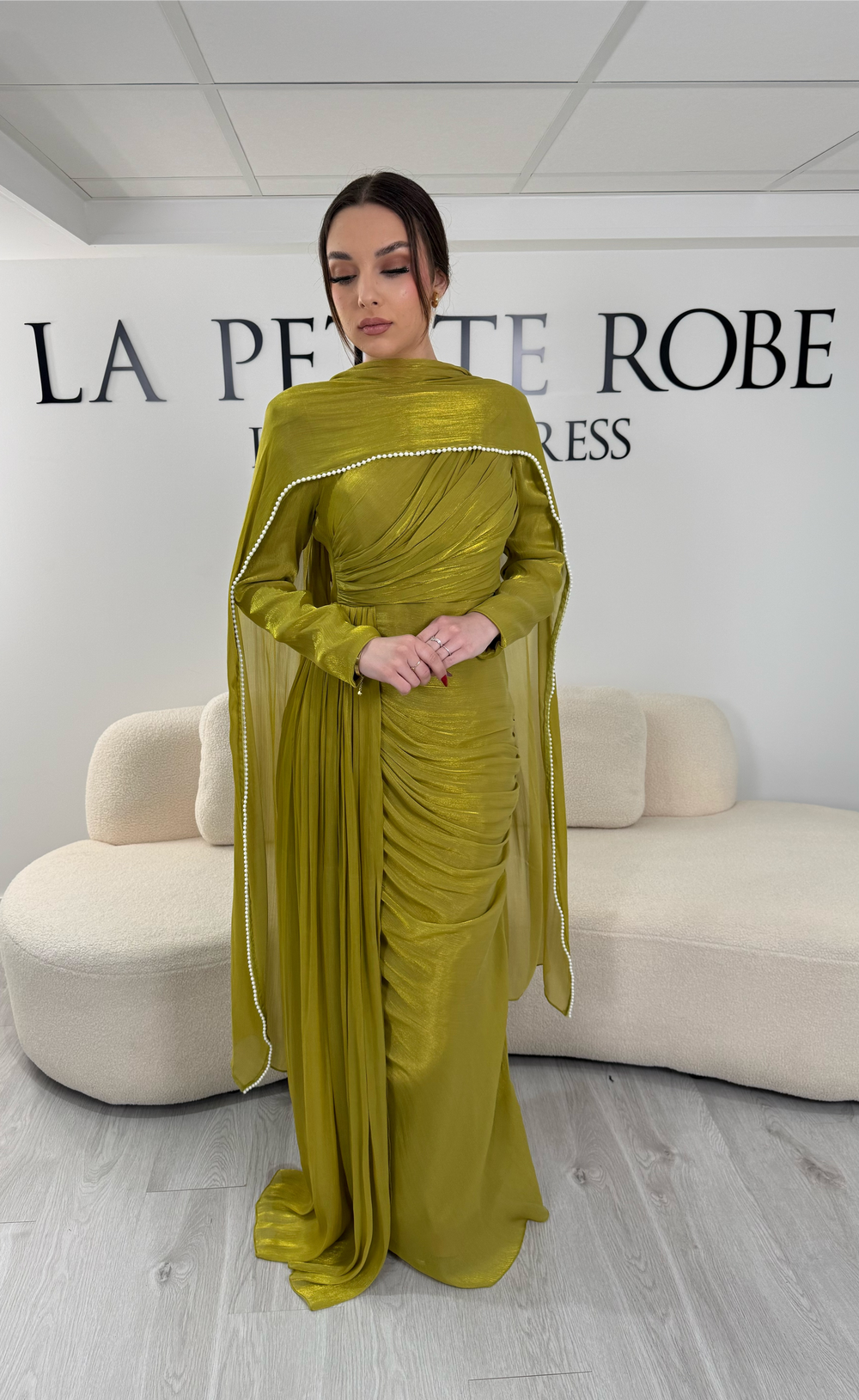 Robe de soirée modeste vert olive avec manches longues et écharpe assortie. Coupe fluide sans fente, idéale pour une allure élégante et raffinée.