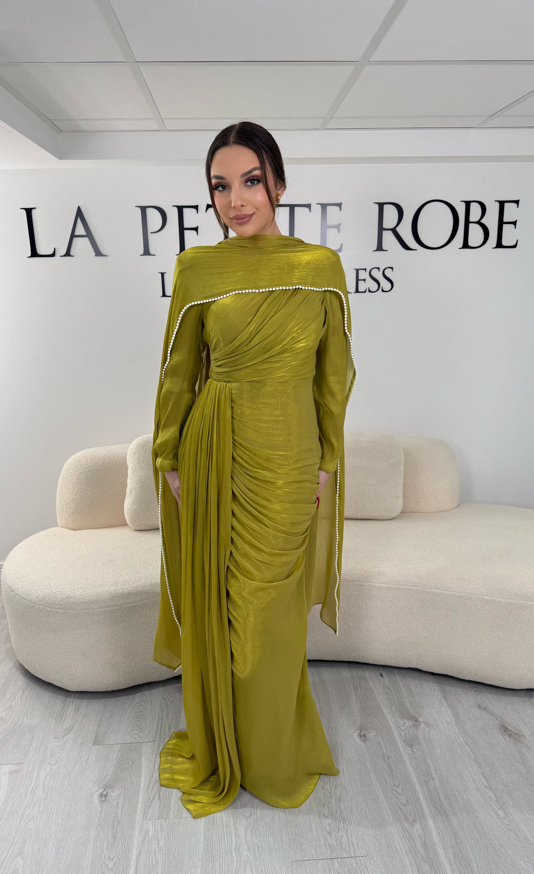 Robe de soirée modeste vert olive avec manches longues et écharpe assortie. Coupe fluide sans fente, idéale pour une allure élégante et raffinée.