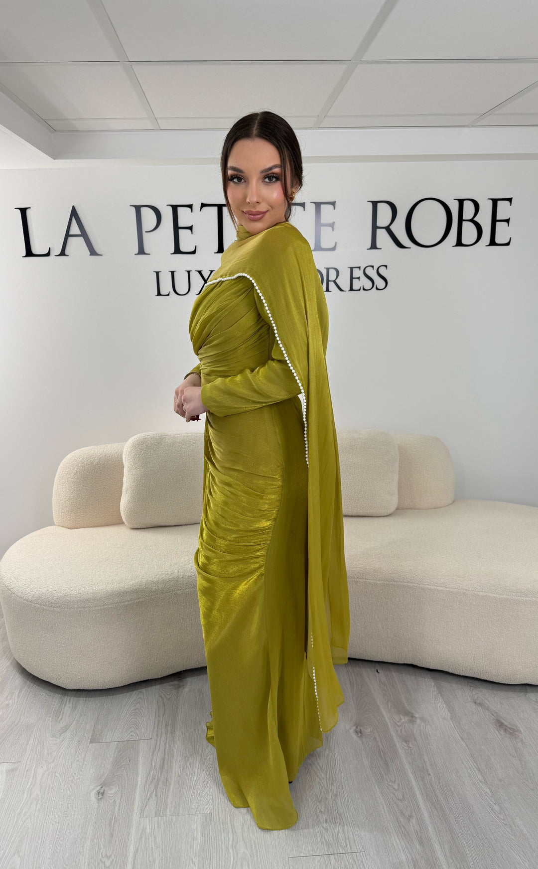 Robe de soirée modeste vert olive avec manches longues et écharpe assortie. Coupe fluide sans fente, idéale pour une allure élégante et raffinée.