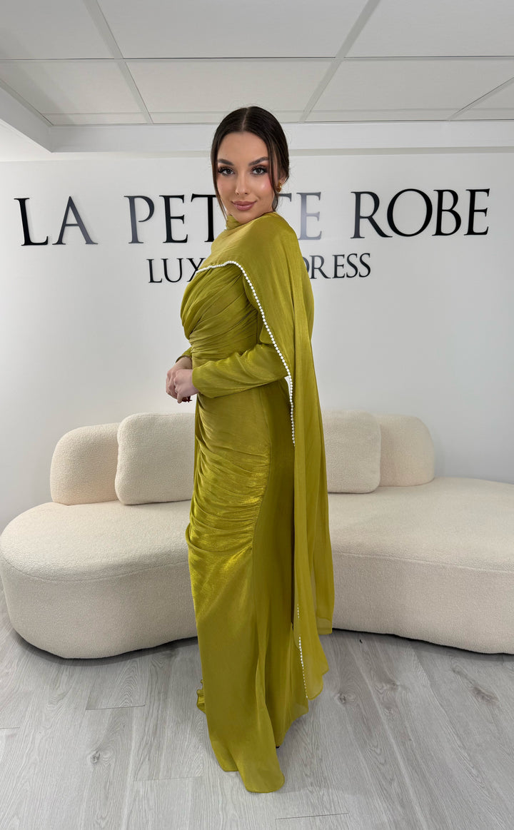 Robe de soirée modeste vert olive avec manches longues et écharpe assortie. Coupe fluide sans fente, idéale pour une allure élégante et raffinée.