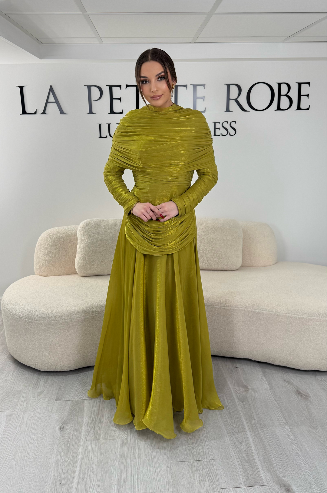 Robe de soirée modeste vert olive avec manches longues et drapé élégant. Coupe fluide sans fente, idéale pour une allure chic et raffinée.