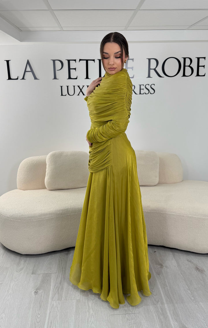 Robe de soirée modeste vert olive avec manches longues et drapé élégant. Coupe fluide sans fente, idéale pour une allure chic et raffinée.