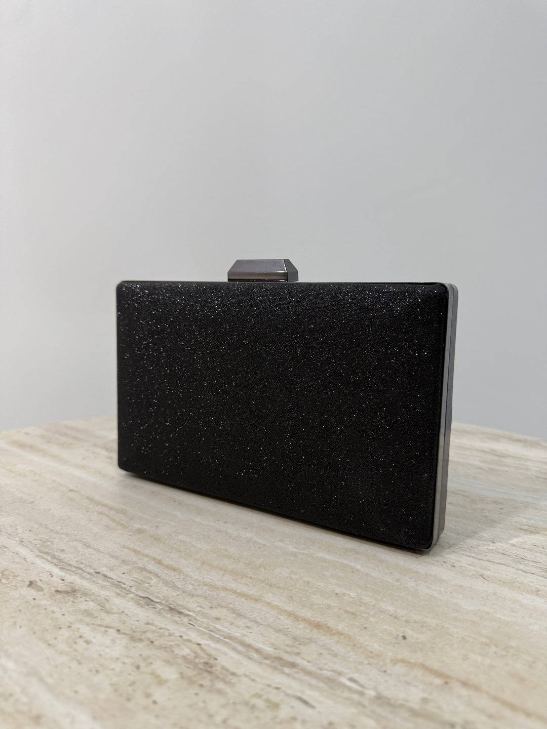 Pochette de soirée noire élégante avec anse main et bandoulière chaîne. Idéale pour mariage, soirée et cérémonie, chic et pratique.