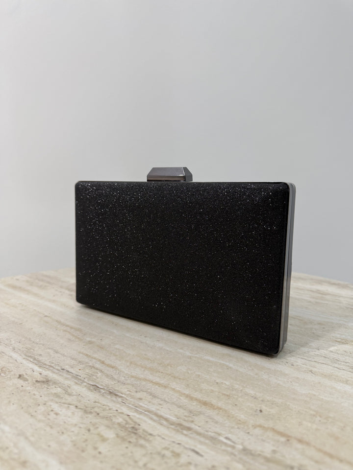 Pochette de soirée noire élégante avec anse main et bandoulière chaîne. Idéale pour mariage, soirée et cérémonie, chic et pratique.