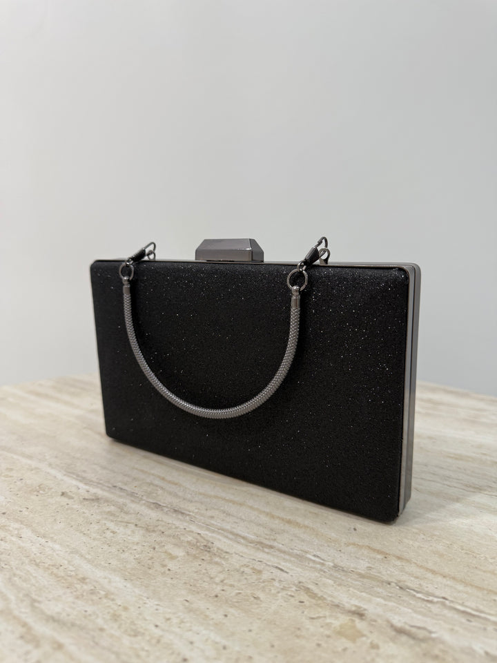 Pochette de soirée noire élégante avec anse main et bandoulière chaîne. Idéale pour mariage, soirée et cérémonie, chic et pratique.