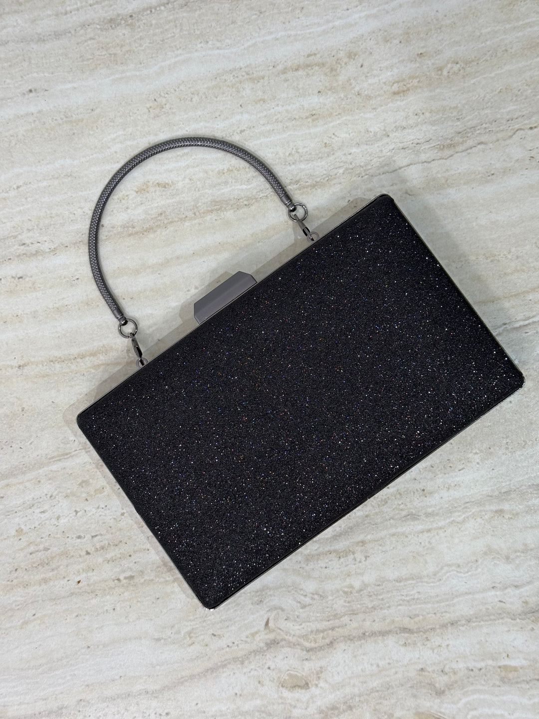 Pochette de soirée noire élégante avec anse main et bandoulière chaîne. Idéale pour mariage, soirée et cérémonie, chic et pratique.