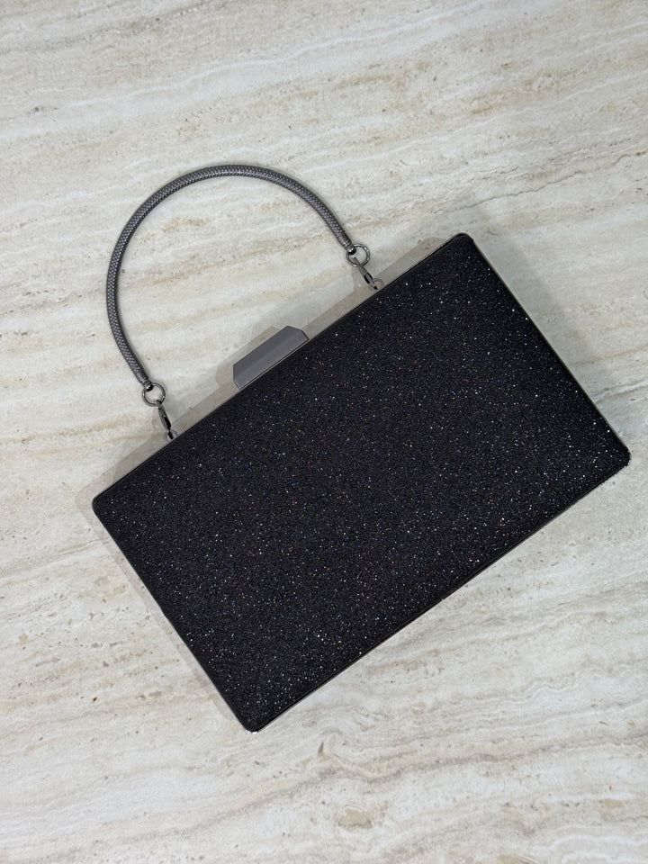 Pochette de soirée noire élégante avec anse main et bandoulière chaîne. Idéale pour mariage, soirée et cérémonie, chic et pratique.