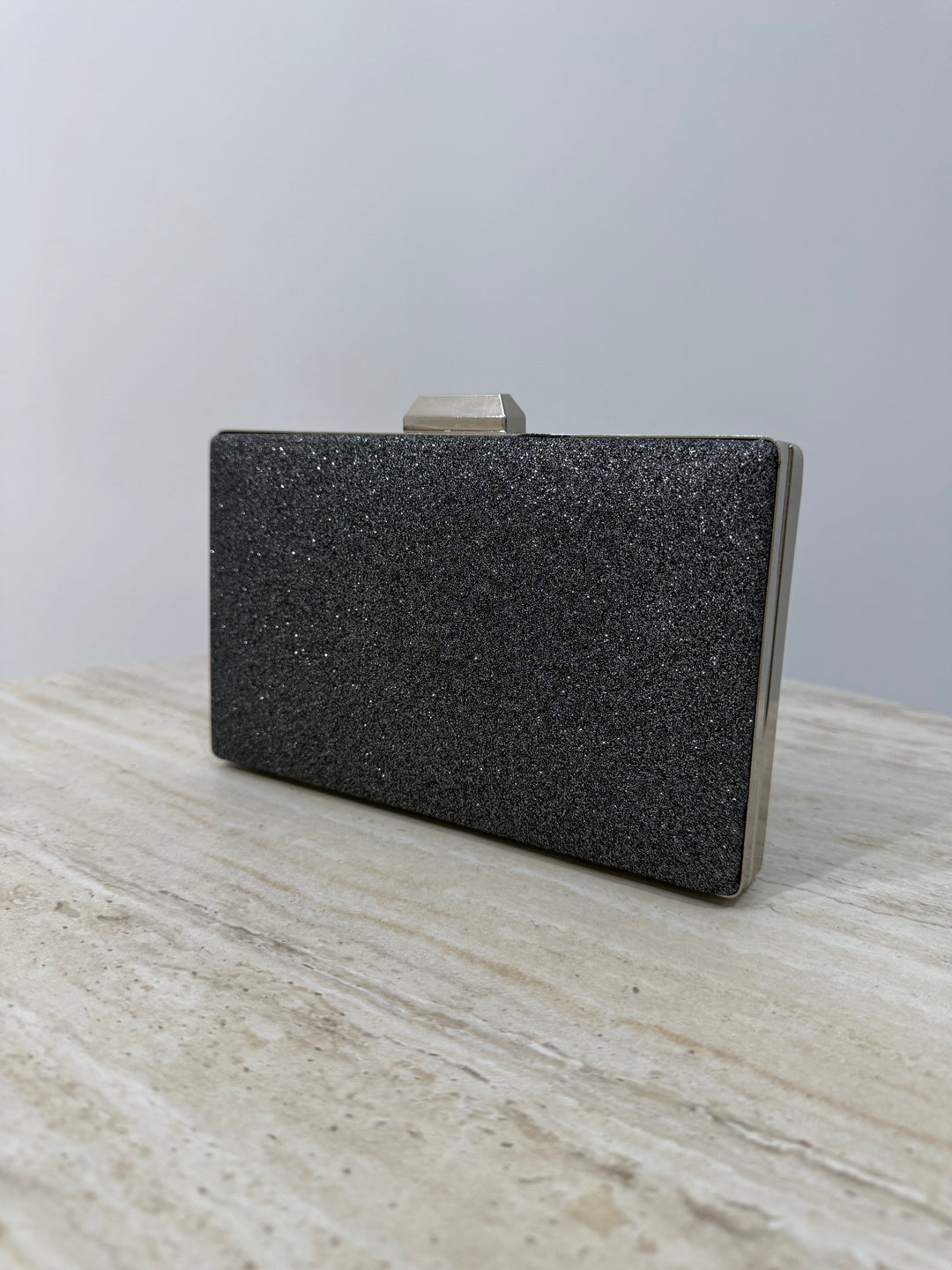 Pochette de soirée gris anthracite élégante avec anse main et bandoulière chaîne. Idéale pour mariage, soirée et cérémonie chic.