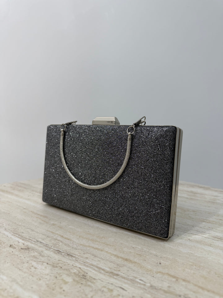 Pochette de soirée gris anthracite élégante avec anse main et bandoulière chaîne. Idéale pour mariage, soirée et cérémonie chic.