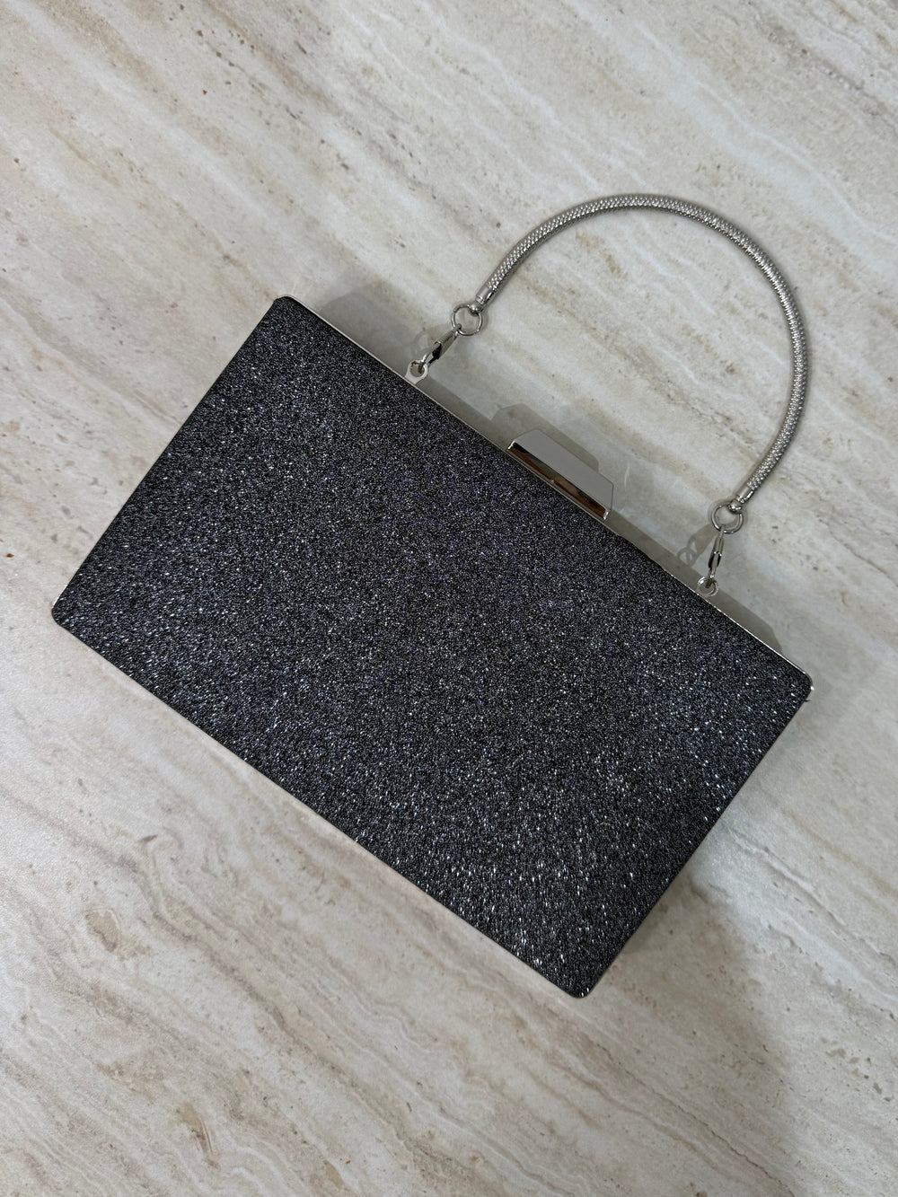 Pochette de soirée gris anthracite élégante avec anse main et bandoulière chaîne. Idéale pour mariage, soirée et cérémonie chic.