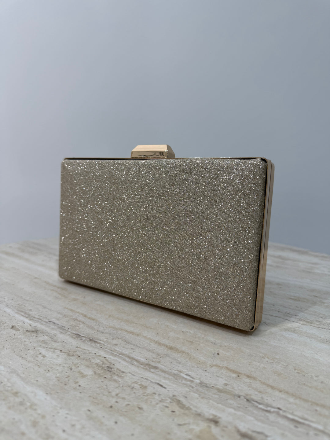 Pochette de soirée dorée pailletée élégante avec anse main et bandoulière chaîne. Idéale pour mariage, soirée et cérémonie chic.