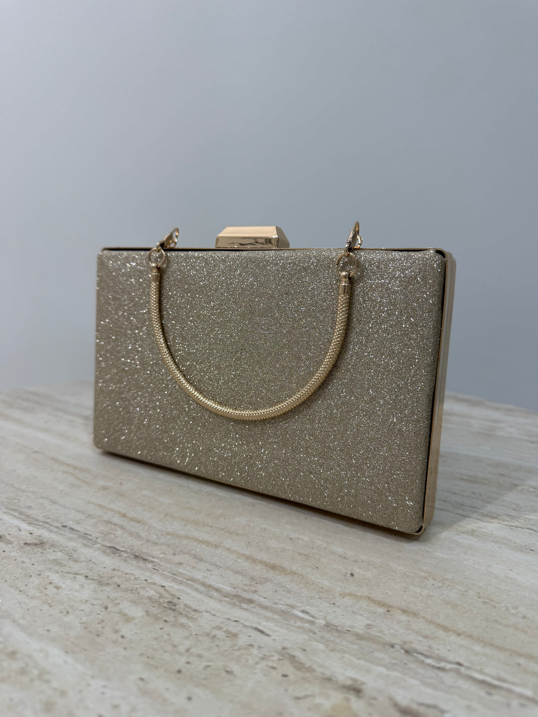 Pochette de soirée dorée pailletée élégante avec anse main et bandoulière chaîne. Idéale pour mariage, soirée et cérémonie chic.