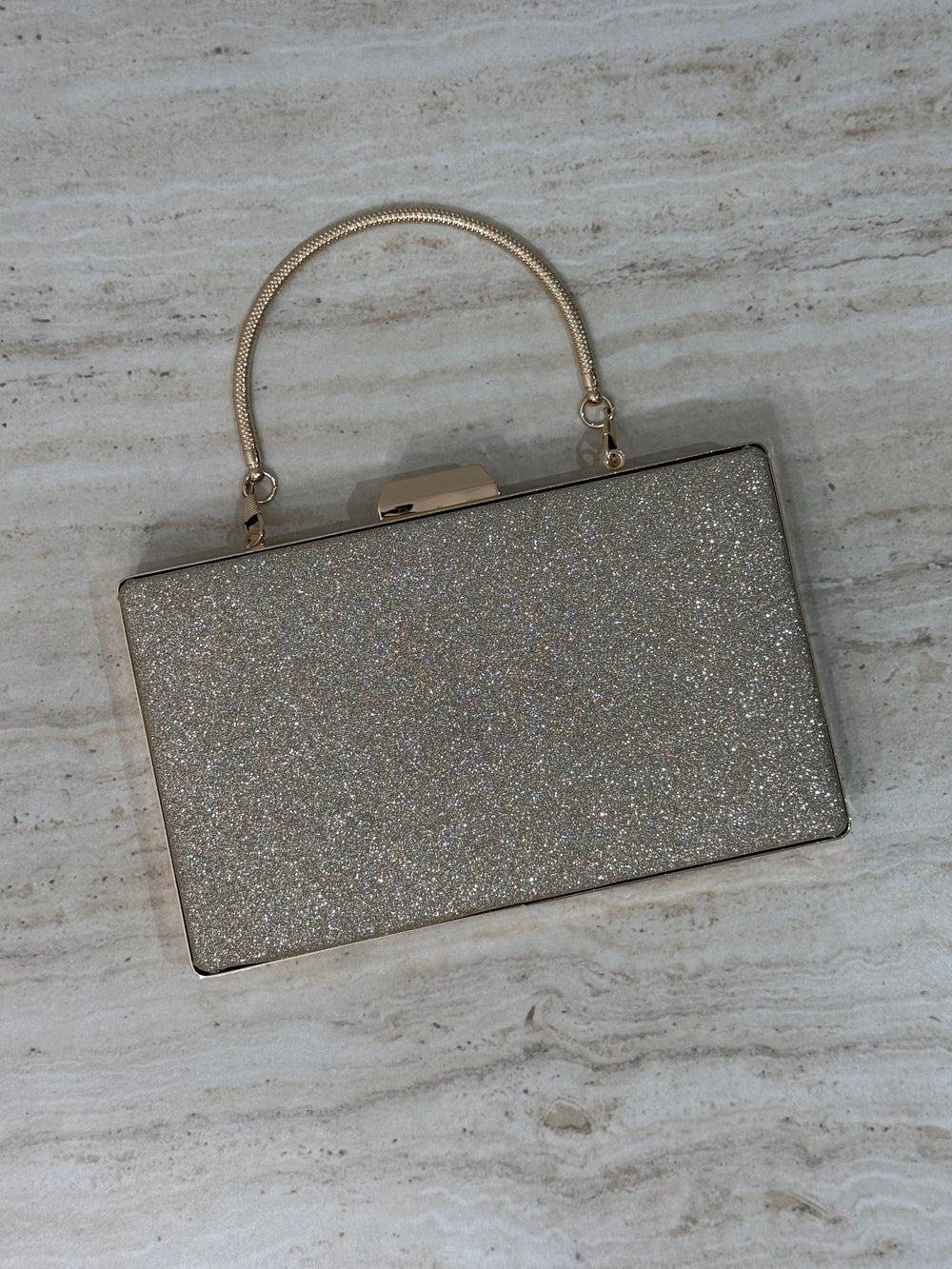 Pochette de soirée dorée pailletée élégante avec anse main et bandoulière chaîne. Idéale pour mariage, soirée et cérémonie chic.