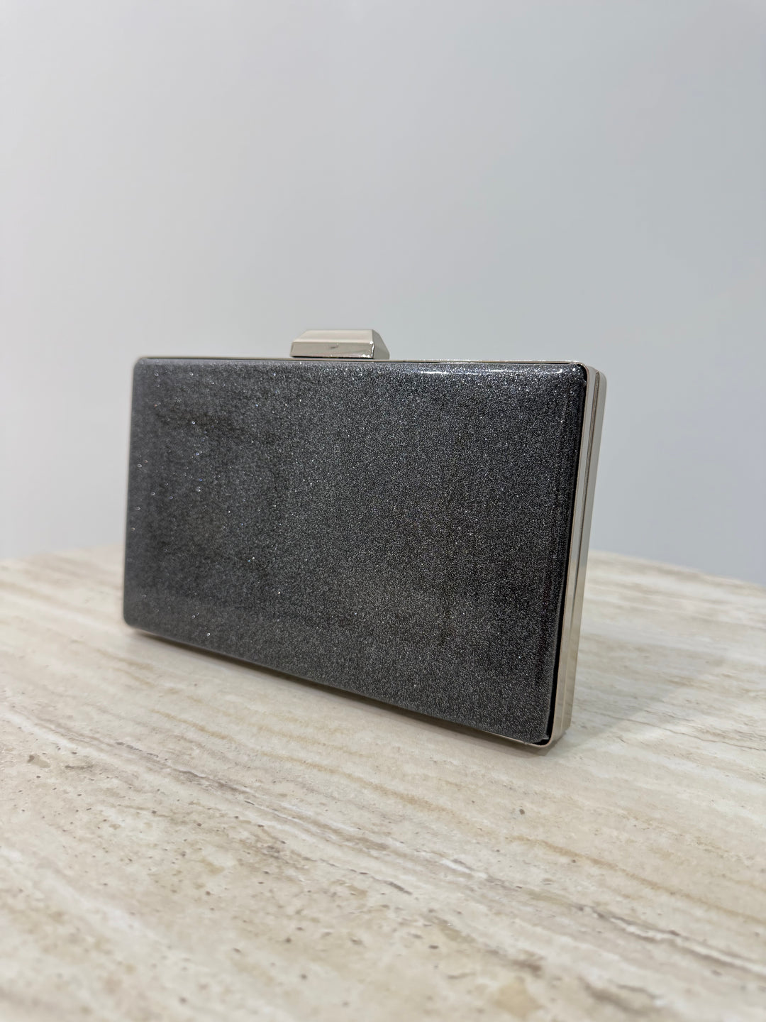 Pochette de soirée gris anthracite élégante avec anse main et bandoulière chaîne. Idéale pour mariage, soirée et cérémonie chic.