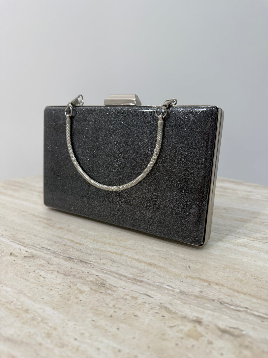 Pochette de soirée gris anthracite élégante avec anse main et bandoulière chaîne. Idéale pour mariage, soirée et cérémonie chic.