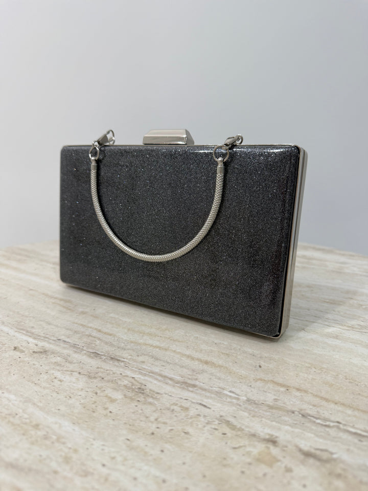 Pochette de soirée gris anthracite élégante avec anse main et bandoulière chaîne. Idéale pour mariage, soirée et cérémonie chic.