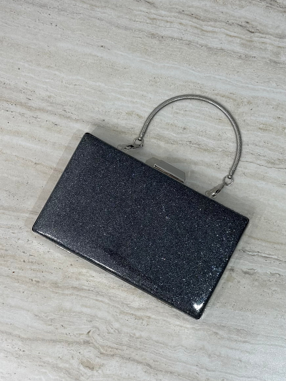 Pochette de soirée gris anthracite élégante avec anse main et bandoulière chaîne. Idéale pour mariage, soirée et cérémonie chic.