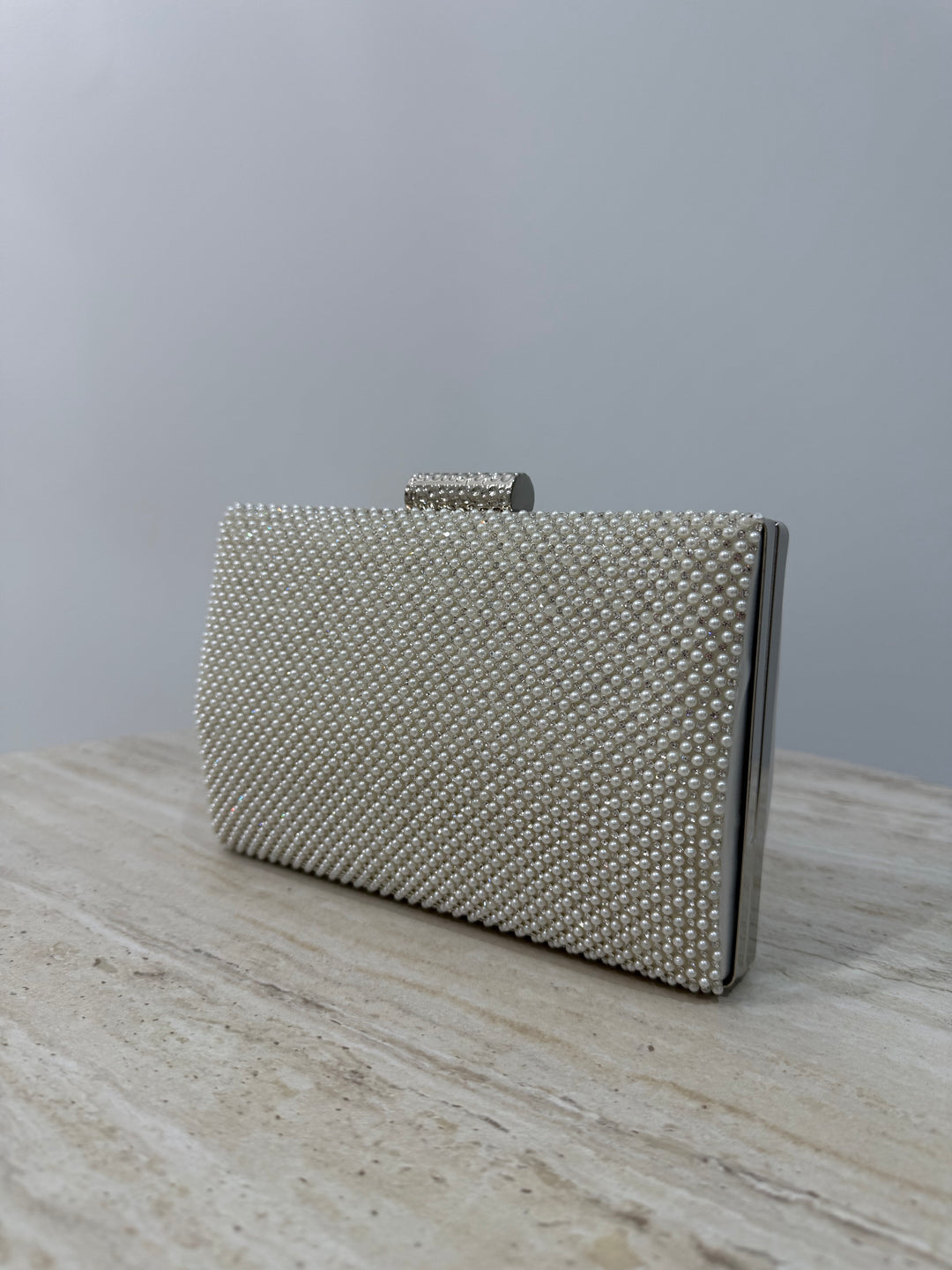 Pochette de soirée blanche strassée avec anse main et bandoulière chaîne. Double face perles et lisse, idéale pour mariage et cérémonie.