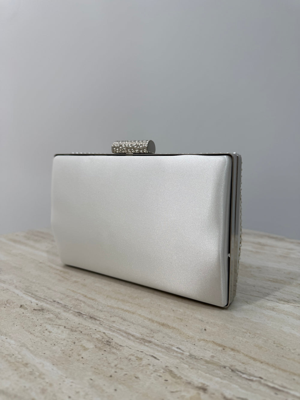 Pochette de soirée blanche strassée avec anse main et bandoulière chaîne. Double face perles et lisse, idéale pour mariage et cérémonie.