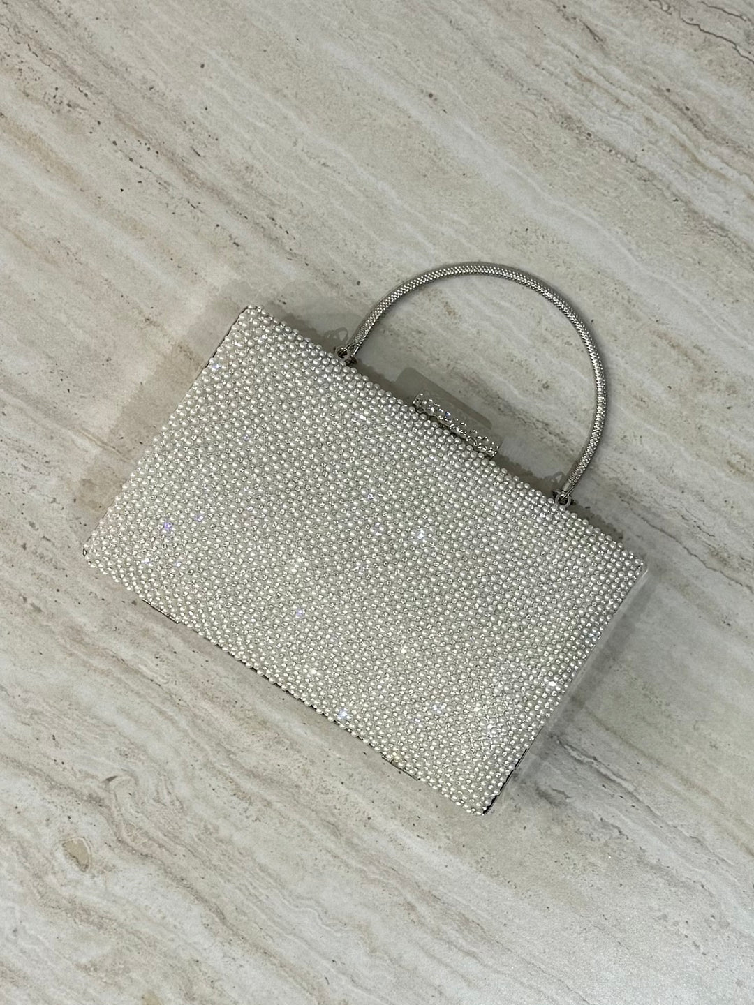 Pochette de soirée blanche strassée avec anse main et bandoulière chaîne. Double face perles et lisse, idéale pour mariage et cérémonie.