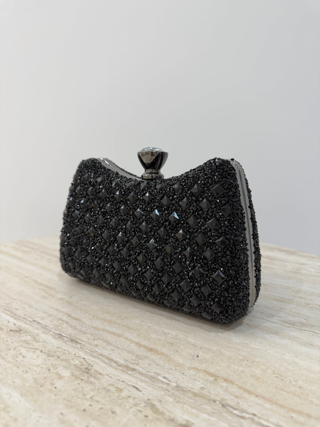 Pochette de soirée noire élégante avec anse main et bandoulière chaîne. Idéale pour mariage, soirée et cérémonie chic.