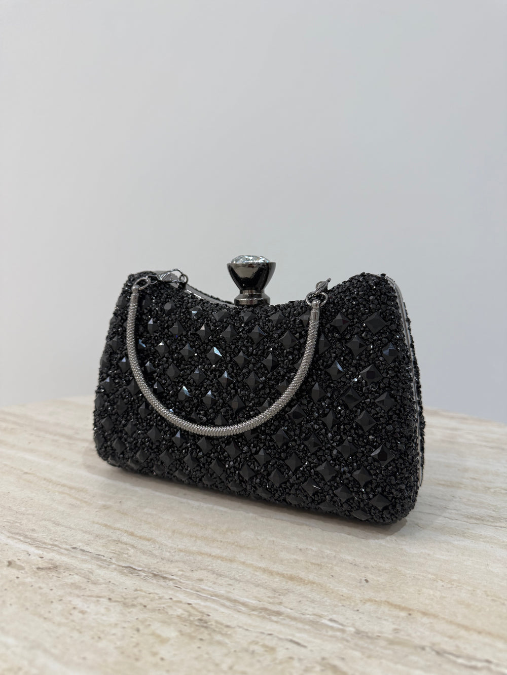 Pochette de soirée noire élégante avec anse main et bandoulière chaîne. Idéale pour mariage, soirée et cérémonie chic.