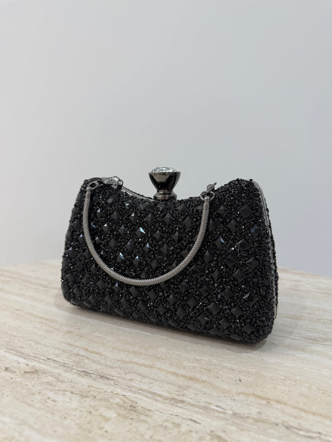 Pochette de soirée noire élégante avec anse main et bandoulière chaîne. Idéale pour mariage, soirée et cérémonie chic.