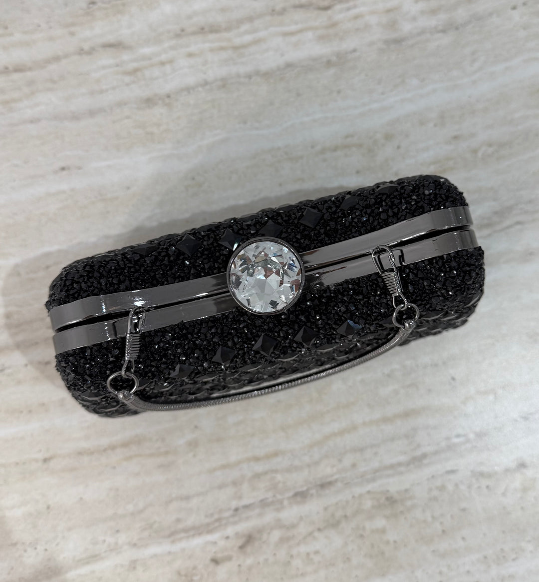 Pochette de soirée noire élégante avec anse main et bandoulière chaîne. Idéale pour mariage, soirée et cérémonie chic.