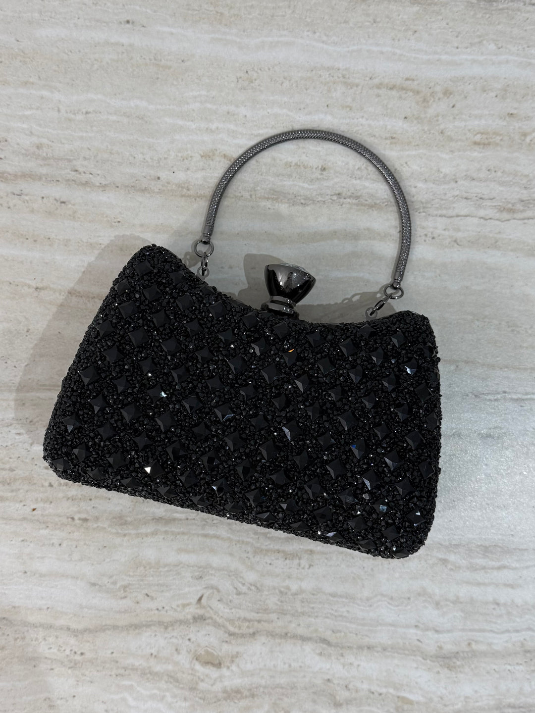 Pochette de soirée noire élégante avec anse main et bandoulière chaîne. Idéale pour mariage, soirée et cérémonie chic.