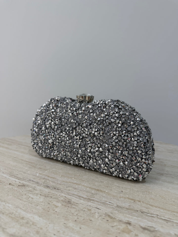 Pochette de soirée argentée strassée élégante avec anse main et bandoulière chaîne. Idéale pour mariage, soirée et cérémonie chic.