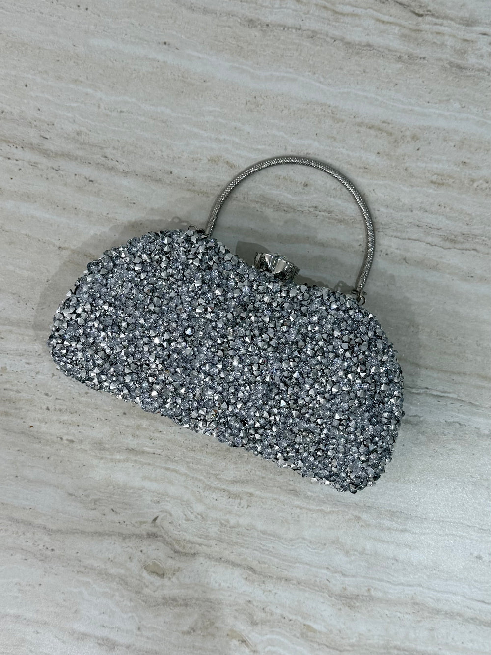 Pochette de soirée argentée strassée élégante avec anse main et bandoulière chaîne. Idéale pour mariage, soirée et cérémonie chic.