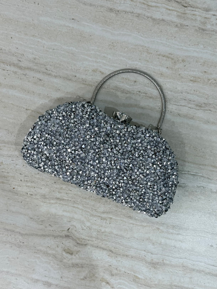 Pochette de soirée argentée strassée élégante avec anse main et bandoulière chaîne. Idéale pour mariage, soirée et cérémonie chic.