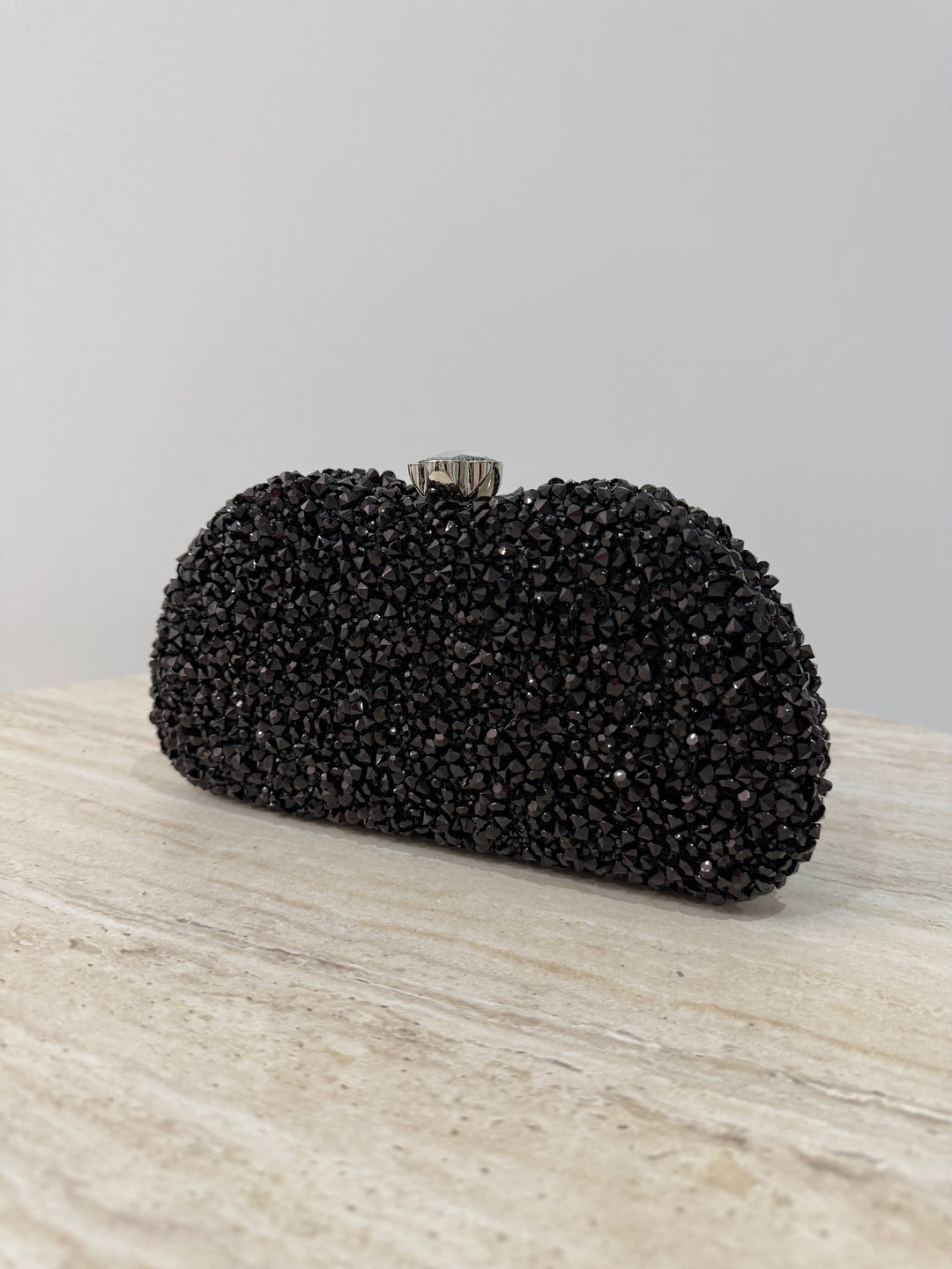 Pochette de soirée noire strassée élégante avec anse main et bandoulière chaîne. Idéale pour mariage, soirée et cérémonie chic.