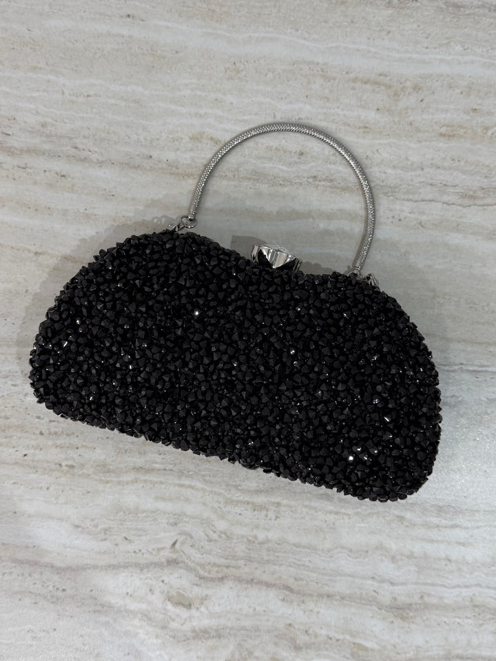 Pochette de soirée noire strassée élégante avec anse main et bandoulière chaîne. Idéale pour mariage, soirée et cérémonie chic.
