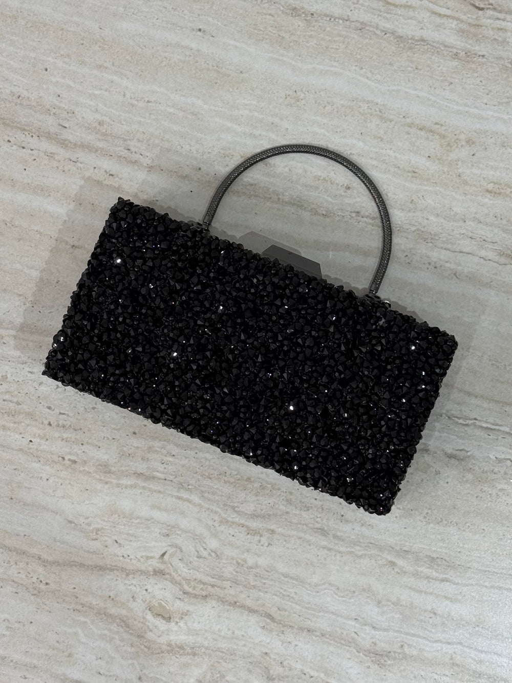 Pochette de soirée noire strassée élégante avec anse main et bandoulière chaîne. Idéale pour mariage, soirée et cérémonie chic.