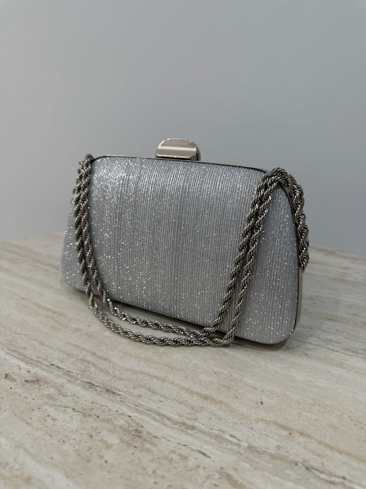 Pochette de soirée argentée élégante avec anse main et bandoulière chaîne. Idéale pour mariage, cérémonie et soirée chic.