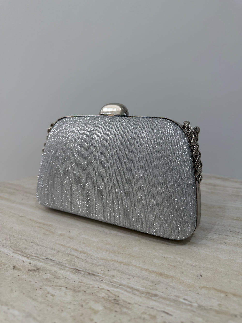 Pochette de soirée argentée élégante avec anse main et bandoulière chaîne. Idéale pour mariage, cérémonie et soirée chic.