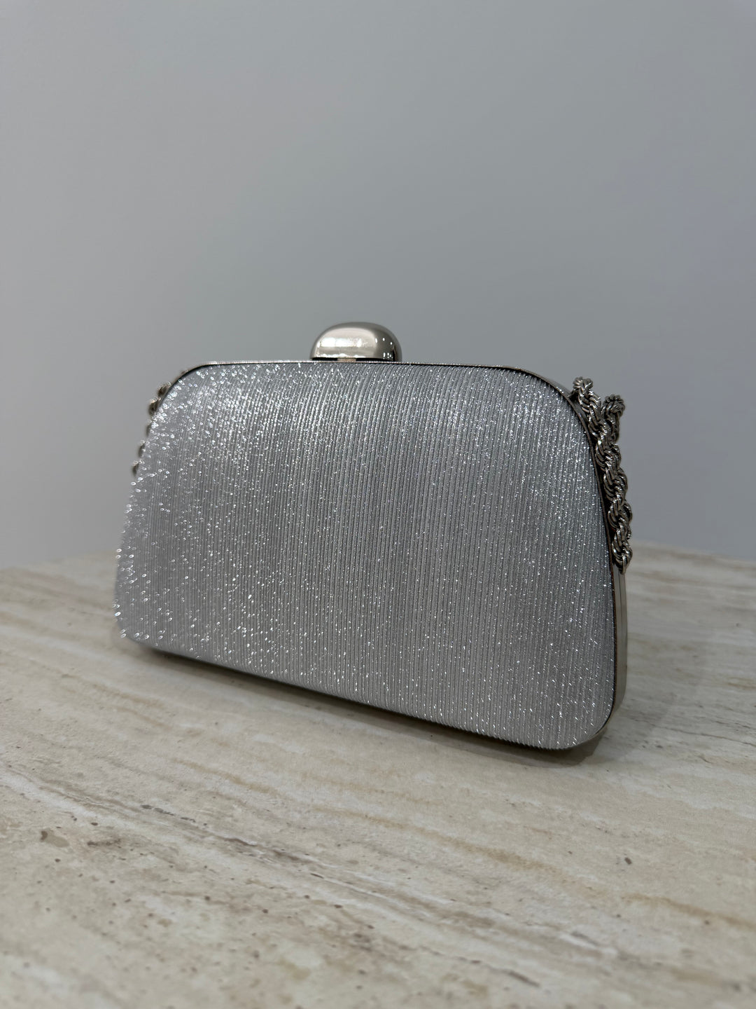 Pochette de soirée argentée élégante avec anse main et bandoulière chaîne. Idéale pour mariage, cérémonie et soirée chic.