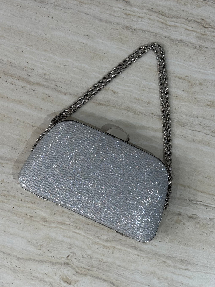 Pochette de soirée argentée élégante avec anse main et bandoulière chaîne. Idéale pour mariage, cérémonie et soirée chic.