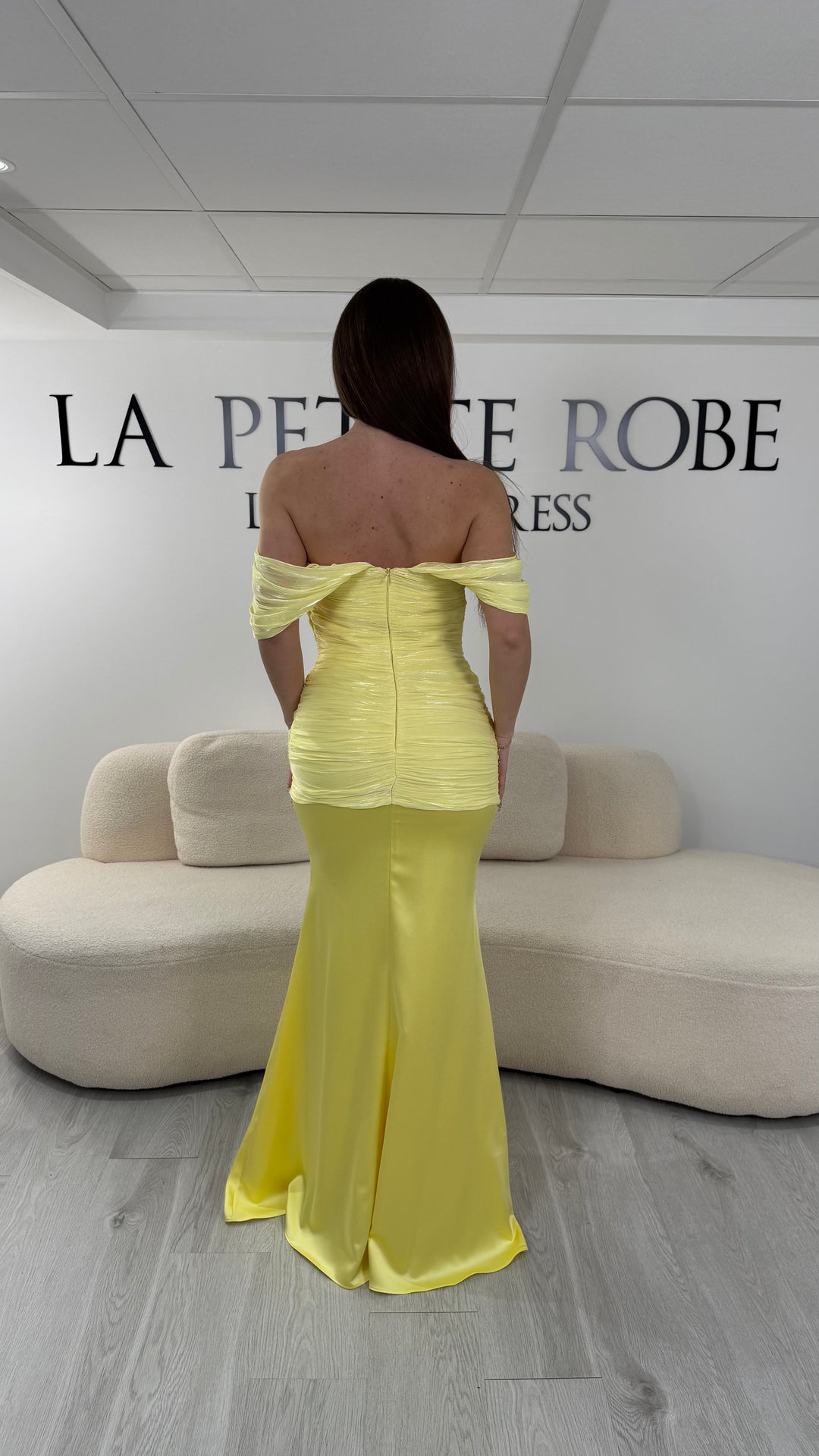 Robe de soirée jaune longue et élégante avec col bateau, sans manches et sans fente. Une robe chic et glamour idéale pour mariage, gala ou cérémonie.