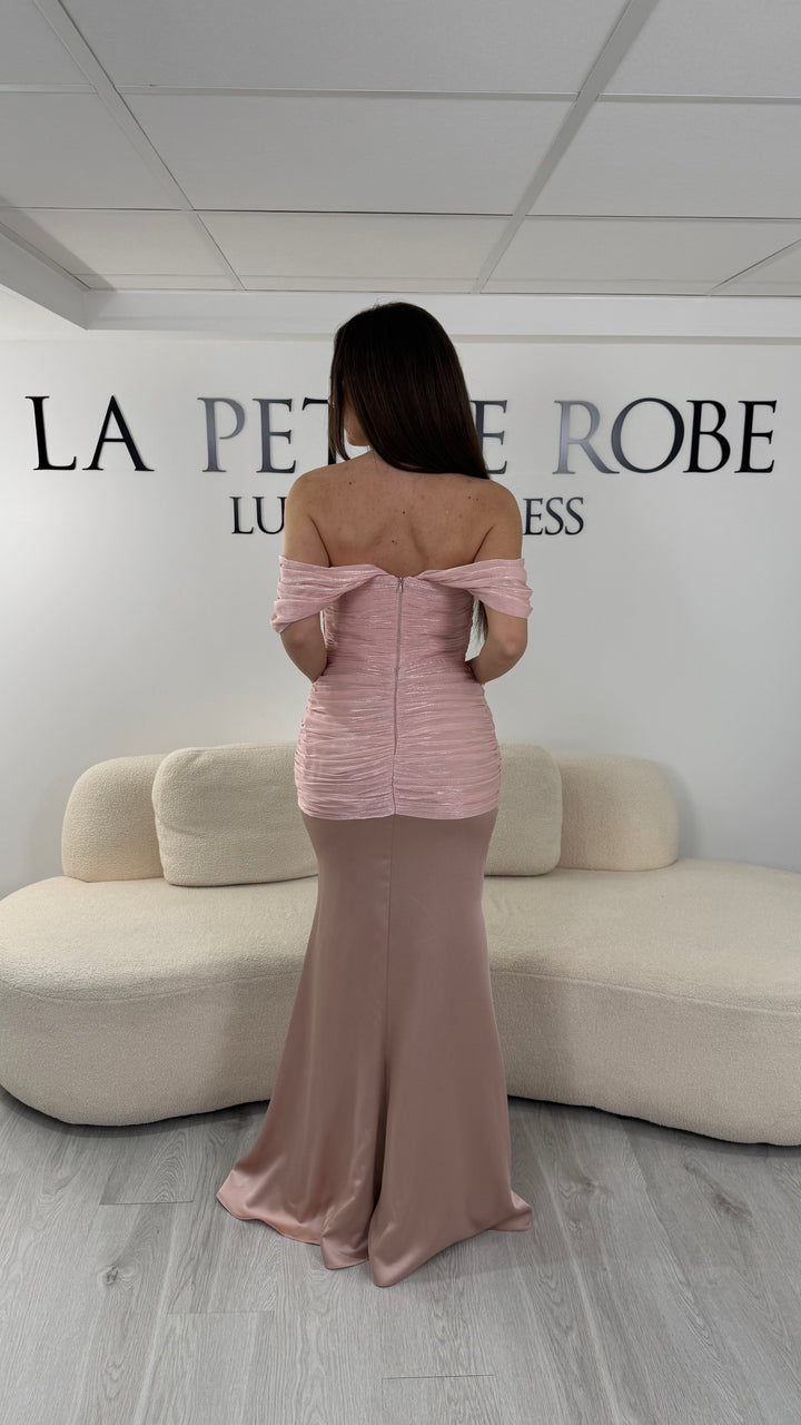 Robe de soirée rose poudré longue et élégante avec col bateau, sans manches et sans fente. Une robe chic et glamour idéale pour mariage, gala ou cérémonie.